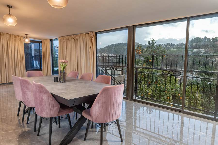 Pink velvet dining chairs around the table