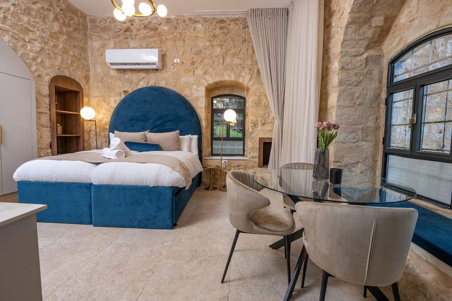 Suite bedroom with round dining table