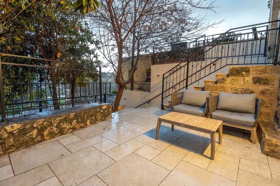 Stone staircase and lounge seating in the garden